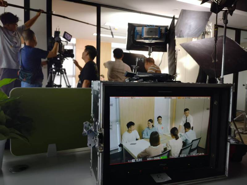 颍东区TVC拍摄公司：科技产品视觉化大师，诠释未来感与功能美学